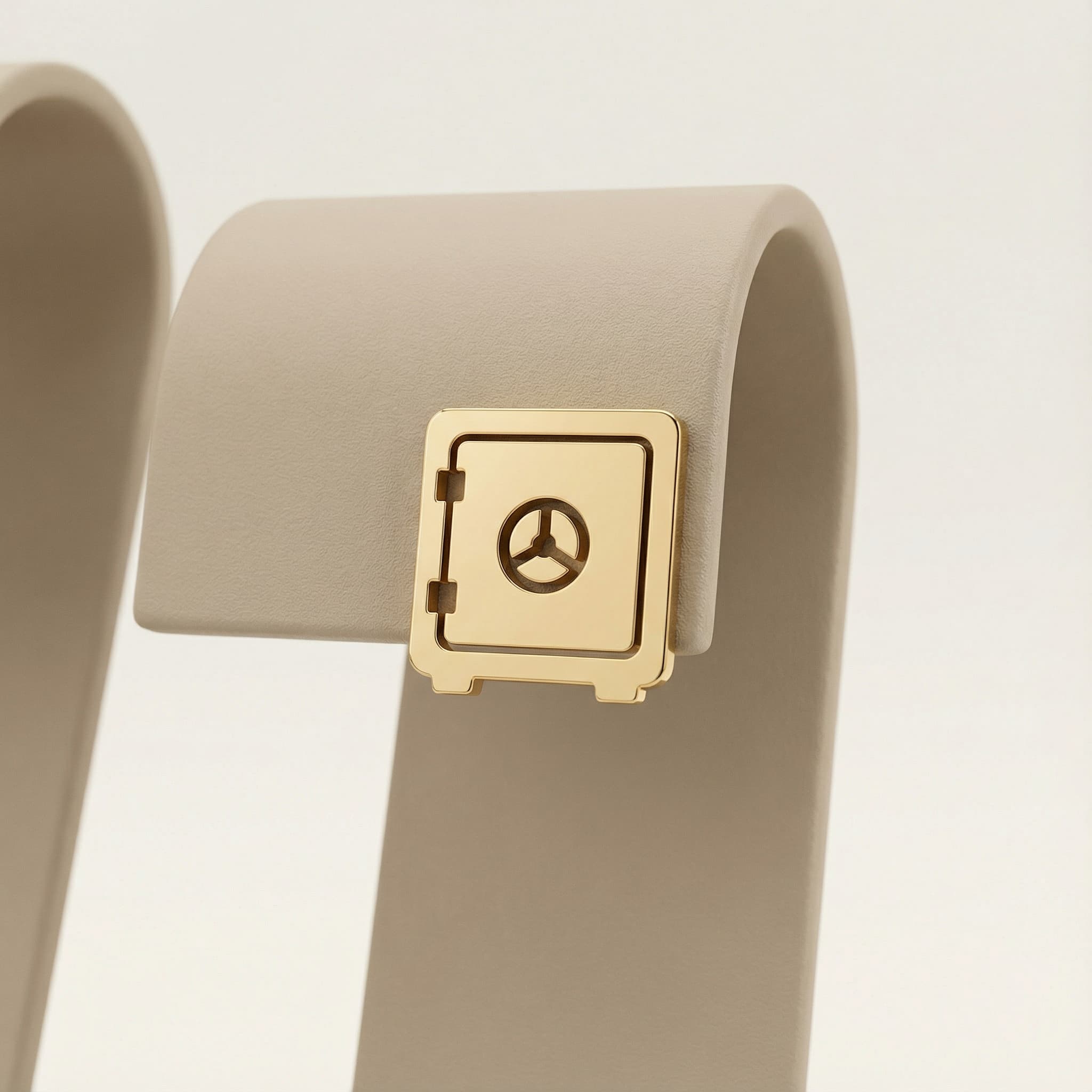 Çelik Kasa Figürlü 925 Ayar Gümüş Küpe